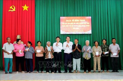 Chủ tịch Hội đồng Dân tộc của Quốc hội Lâm Văn Mẫn cùng lãnh đạo thành phố Cần Thơ tặng quà đến đồng bào Khmer có hoàn cảnh khó khăn tại xã Tân Thạnh, Cần Thơ.