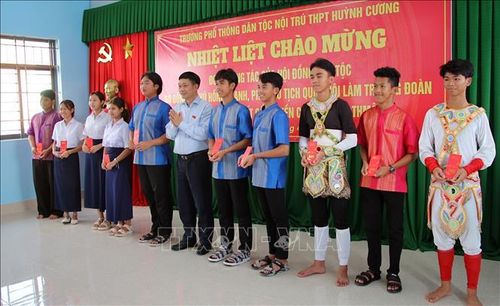 Phó Chủ tịch Quốc hội Vũ Hồng Thanh tặng quà cho học sinh vượt khó học tốt tại Trường PTDTNT Huỳnh Cương.