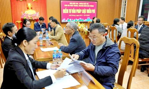 Người dân sôi nổi tham gia "Ngày tư vấn pháp luật miễn phí" được Hội Luật gia Hải Phòng phối hợp tổ chức hồi tháng 11/2025.