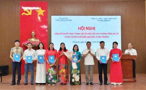 Bà Nguyễn Thị Mai trao quyết định thành lập Chi hội luật gia phường Hồng An vào ngày 26/3/2026.