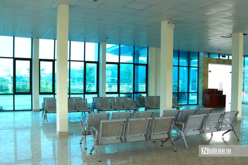 Đến tháng 3/2023, các hạng mục chính như: nhà điều hành, bãi đỗ xe, khu vực chờ, hệ thống giao thông nội bộ… đã cơ bản hoàn thiện, sẵn sàng vận hành. Thế nhưng, thời điểm đó, bến xe chưa được đấu nối ra vào quốc lộ nên dự án buộc phải "đắp chiếu".