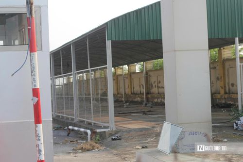 Ông Trần Văn Toàn, người dân sinh sống gần khu vực, cho biết: “Từ khi xây xong đến giờ, bến xe này hầu như không hoạt động gì. Nhìn rất lãng phí. Trước đây, chúng tôi kỳ vọng có bến xe thì việc đi lại sẽ thuận tiện hơn, khu vực cũng phát triển hơn, nhưng đến nay vẫn im lìm”.