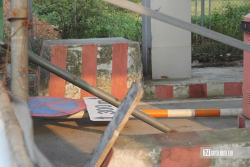 Ghi nhận của phóng viên vào đầu tháng 4/2026, khuôn viên bến xe rộng lớn đang rơi vào cảnh vắng lặng, cửa đóng then cài.