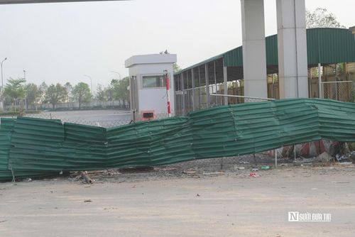 Cổng được quây tôn kín mít, bên trong không có hoạt động vận tải hay bóng dáng hành khách.