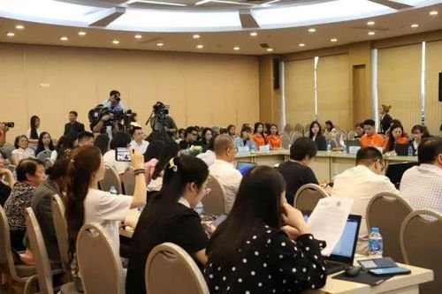 Đông đảo hộ kinh doanh tham dự hội thảo.