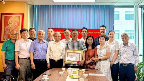 Chi bộ Cơ quan Hội Truyền thông số Việt Nam chúc mừng Đảng viên - nhà báo Lê Đức Sảo.