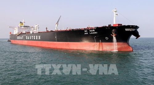 Tàu chở khí dầu mỏ hóa lỏng mang cờ Ấn Độ cập cảng ở Mundra sau khi di chuyển qua eo biển Hormuz. Ảnh: ANI/TTXVN