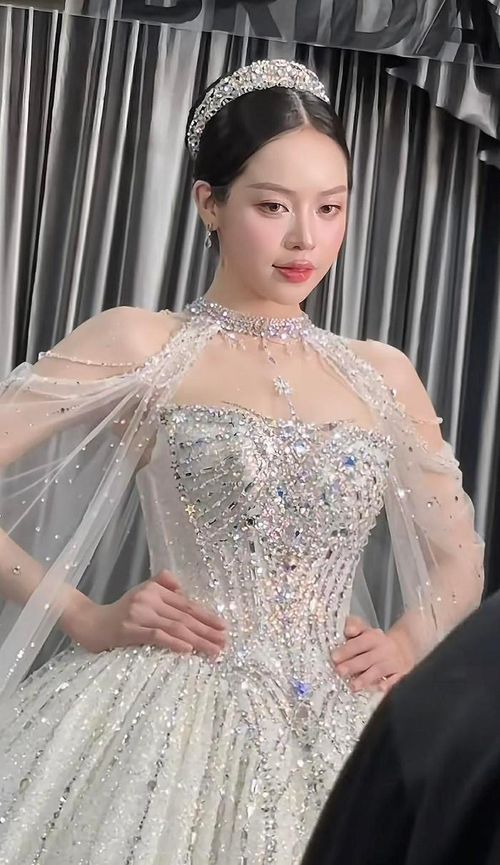 Hoa hậu Thanh Thủy làm cô dâu trên sàn diễn.