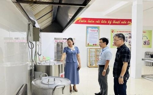 Chi cục An toàn vệ sinh thực phẩm Thanh Hóa đã chủ trì thành lập Đoàn kiểm tra, tiến hành kiểm tra tại các cơ sở thực phẩm, đặc biệt là các bếp ăn tập thể trong trường học trên địa bàn. Ảnh: An Nhiên 