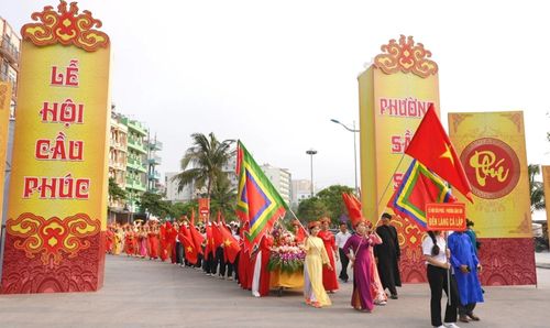 Kiệu được rước từ các đình, đền trên địa bàn phường về tề tựu tại sân đền Độc Cước.