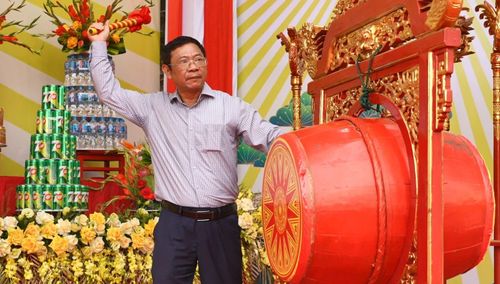 Đồng chí Lê Văn Tuấn - Bí thư Đảng ủy, Chủ tịch HĐND phường Sầm Sơn đánh trống khai hội