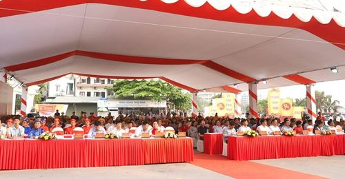 Các đại biểu dự lễ hội.