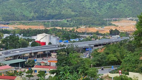 Thi công Dự án đường nối cảng Liên Chiểu. Ảnh: THÀNH LÂN