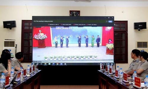 Các đại biểu tại điểm cầu Đà Nẵng theo dõi lễ bấm nút khai trương qua màn hình trực tuyến. Ảnh: TRỌNG HUY