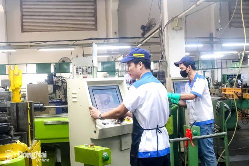 Công nhân sản xuất tại Công ty TNHH Công nghiệp Broad Bright (phường Hố Nai, tỉnh Đồng Nai). Ảnh: Nguyễn Hòa