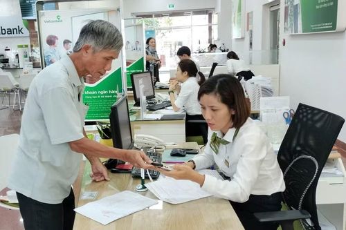  Khách hàng thực hiện các thủ tục vay vốn tại Vietcombank Bình Định. Ảnh: T.S 