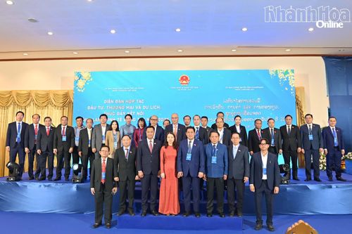 Các vị lãnh đạo, đại biểu chụp hình lưu niệm tại diễn đàn.