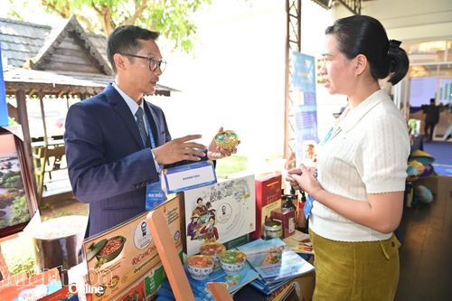 Gian hàng các sản phẩm của doanh nghiệp tỉnh Khánh Hòa trưng bày tại diễn đàn.