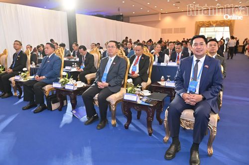Lãnh đạo các cơ quan chức năng, địa phương của Lào dự diễn đàn.