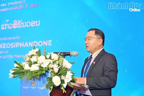 Ông Phosy Keosiphandone - Ủy viên Ban Thường vụ Tỉnh ủy, Phó Chủ tịch Ủy ban Hành chính tỉnh Salavan phát biểu về nhu cầu thu hút đầu tư của tỉnh trong các lĩnh vực.