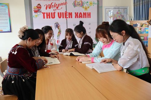 Học sinh lớp 12A Trường Phổ thông Dân tộc Nội trú Tam Đường ôn luyện kiến thức.