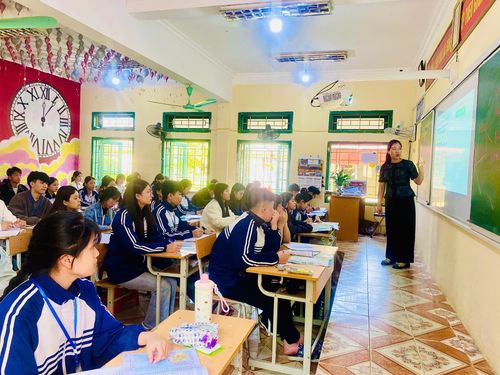 Cô và trò lớp 12C4 Trường THPT Chu Văn ôn luyện kiến thức chuẩn bị cho kỳ thi quan trọng sắp tới.