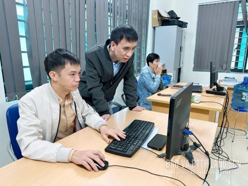 Chuyên viên Trung tâm Công nghệ số, Sở Khoa học và Công nghệ theo dõi hoạt động của các nền tảng số