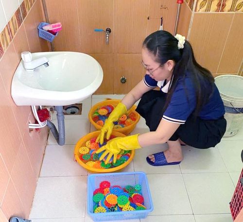 Đồ chơi trẻ em mầm non được ngâm, rửa sạch sẽ để phòng bệnh tay chân miệng trong trường học