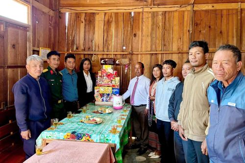 Bà Bon Dơng K’Thơm, Chủ tịch UBMTTQ Việt Nam xã thăm, chúc mừng các cơ sở tôn giáo
