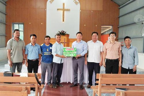 Đồng chí Thái Quốc Hoàn, Phó Bí thư Thường trực Đảng ủy thăm, chúc mừng các cơ sở tôn giáo