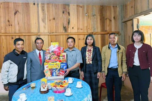 Đồng chí Nguyễn Vũ Linh Sang, Chủ tịch UBND xã thăm, chúc mừng các cơ sở tôn giáo