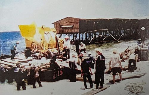 Nhà tạm trên bãi san hô để thi công kè chống хóі đảo năm 1996. Ảnh: Tư liệu