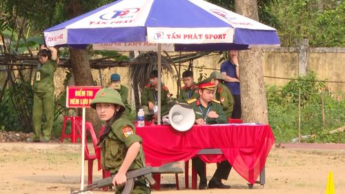 Học sinh thực hành nội dung ném lựu đạn trúng đích - Ảnh: Thùy Trang