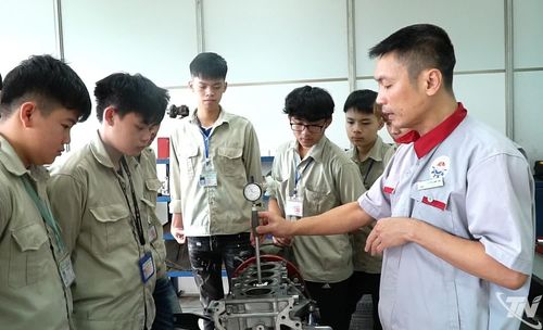 Sinh viên Trường Cao đẳng Kỹ thuật công nghệ Việt - Đức trong giờ thực hành kỹ thuật sửa chữa ô tô.