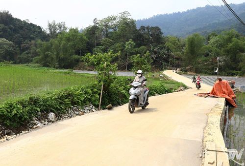 Đường liên thôn ở xã Phúc Lộc được đổ bê tông, tạo thuận lợi cho việc đi lại của nhân dân, thúc đẩy kinh tế - xã hội phát triển.