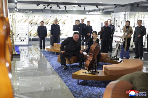 Ông Kim Jong Un và con gái tại cửa hàng nhạc cụ. Ảnh: KCNA