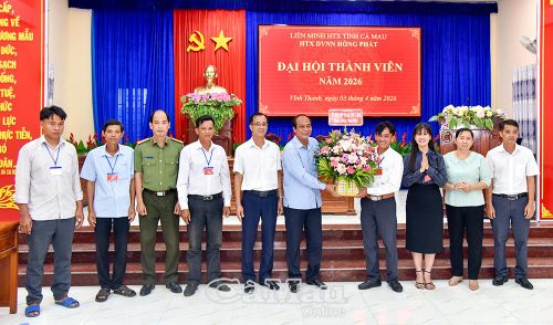 Chủ tịch Liên minh HTX tỉnh Cà Mau Nguyễn Văn Vũ tặng hoa chúc mừng Hội đồng Quản trị và Ban Kiểm soát HTX Dịch vụ nông nghiệp Hồng Phát.
