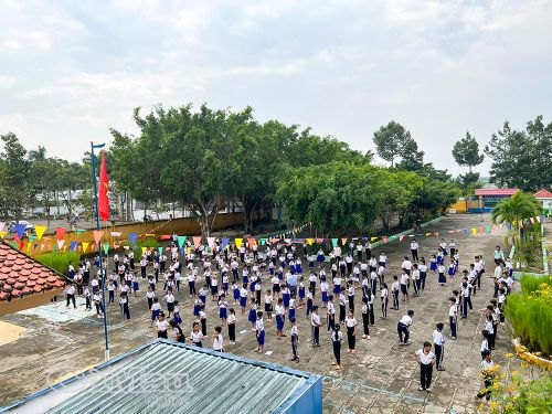 Giờ thể dục của học sinh Trường Tiểu học Vĩnh Phú Đông (xã Phước Long).