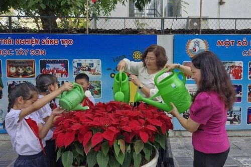 Mô hình “Tuyến phố nở hoa”, một hành động đẹp vì môi trường xanh cho cộng đồng. Ảnh: MTTQ phường HBT