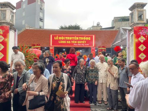 Lễ hội đình Hạ Yên Quyết được tổ chức thường niên, là dịp để người dân tri ân các bậc tiền nhân và gìn giữ giá trị văn hóa truyền thống. (Ảnh:PV)