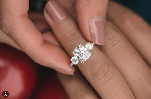 Nhẫn cưới đính 3 viên đá tượng trưng cho quá khứ, hiện tại và tương lai, thường được sử dụng làm nhẫn cầu hôn.