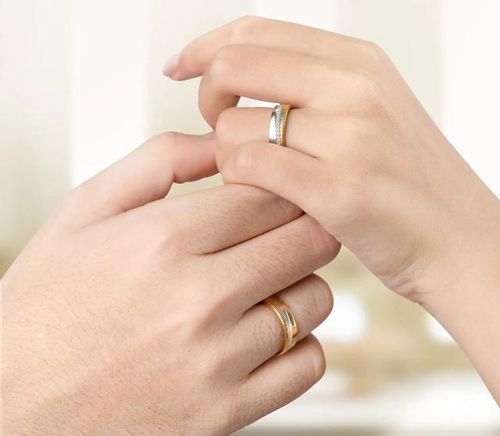 Nhẫn cưới thường được thiết kế theo kiểu dáng tương đồng với nhau để thể hiện sự gắn kết và đồng lòng giữa hai vợ chồng.