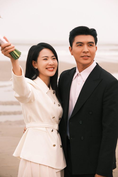 Hình ảnh "tình bể bình" của cặp đôi khiến fan tích cực "đẩy thuyền".