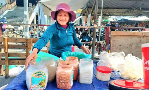 Bà Đào Thị Trinh đang làm gia vị để bán ốc gạo. Ảnh: Tấn Thành.