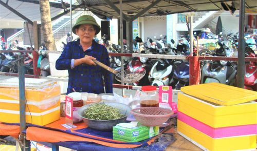 Bà Thái Thị Vũ Hoa chia sẻ về bán ốc gạo. Ảnh: Chí Đại.