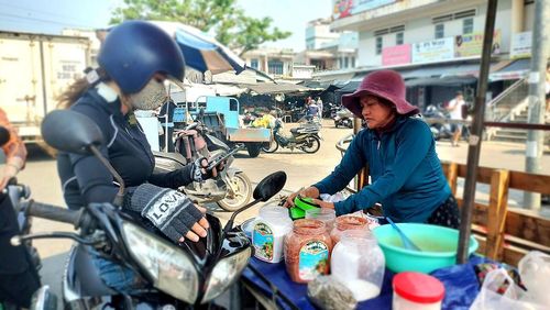 Nhiều khách hàng đứng chờ mua ốc gạo. Ảnh: Chí Đại.