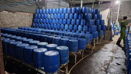 Tại Cơ quan điều tra, Hòa khai nhận trung bình mỗi ngày, đối tượng sản xuất từ 700 kg đến trên 1 tấn giá đỗ có chứa chất độc hại 6-BAP, cung cấp chủ yếu ra các chợ đầu mối tại khu vực Vĩnh Phúc, xã Sơn Tây (Hà Nội) và một phần tại tỉnh Lào Cai. Ảnh: Thiên Bình.