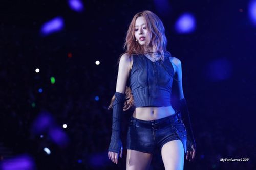 Gần đây, ca khúc That's A No No của ITZY bất ngờ nổi tiếng trở lại sau hơn 6 năm phát hành. Lý do là nhóm nhạc lần đầu trình diễn bài hát trong concert. Phần trình diễn ấn tượng với vũ đạo đẹp mắt, lôi cuốn đã giúp tiết mục này thành cơn sốt trên mạng xã hội. Hàng loạt tài khoản mạng và cả các ngôi sao Hàn Quốc cover vũ đạo của bài nhạc này. Nhờ đó, bài hát cũng thăng hạng trở lại trên các trang nghe nhạc Hàn Quốc. Lâu nay, ITZY luôn nổi tiếng với kỹ năng trình diễn đồng đều, nhiệt huyết và thu hút. Ảnh: Fansite.