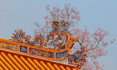  Theo các tài liệu, ngô đồng thuộc loại "vương giả chi hoa", một trong 9 loài hoa được vua Minh Mạng cho khắc vào Cửu đỉnh tượng trưng vương quyền. 