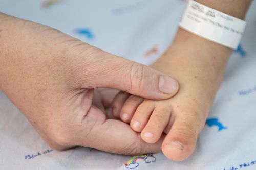 Trẻ mắc tay chân miệng có biểu hiện nổi các chấm đỏ. Ảnh: Hoài Bảo.